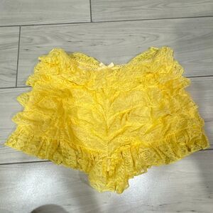 NWOT‎ yellow ruffle lace bloomer shorts size xs